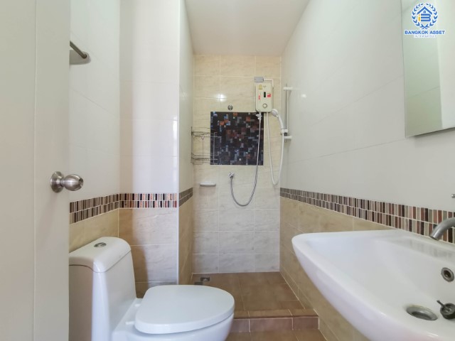 ทาวน์เฮ้าส์มือสองย่านนนทบุรี ม.กัสโต้ ปิ่นเกล้า-จรัญสนิทวงศ์ หลังมุม! คุณภาพแบรนด์ Q.House เนื้อที่เยอะถึง 20.8 ตร.ว. ฟังก์ชันจัดเต็ม 4 ห้องนอน 3 ห้องน้ำ 2 ที่จอดรถ บ้านพร้อมอยู่ ทำเลเดินทางสะดวก ใกล้ใจกลางเมือง, รถไฟฟ้าสายสีแดง "สถานีบางบำหรุ" และทางด่วน "ศรีรัช"...